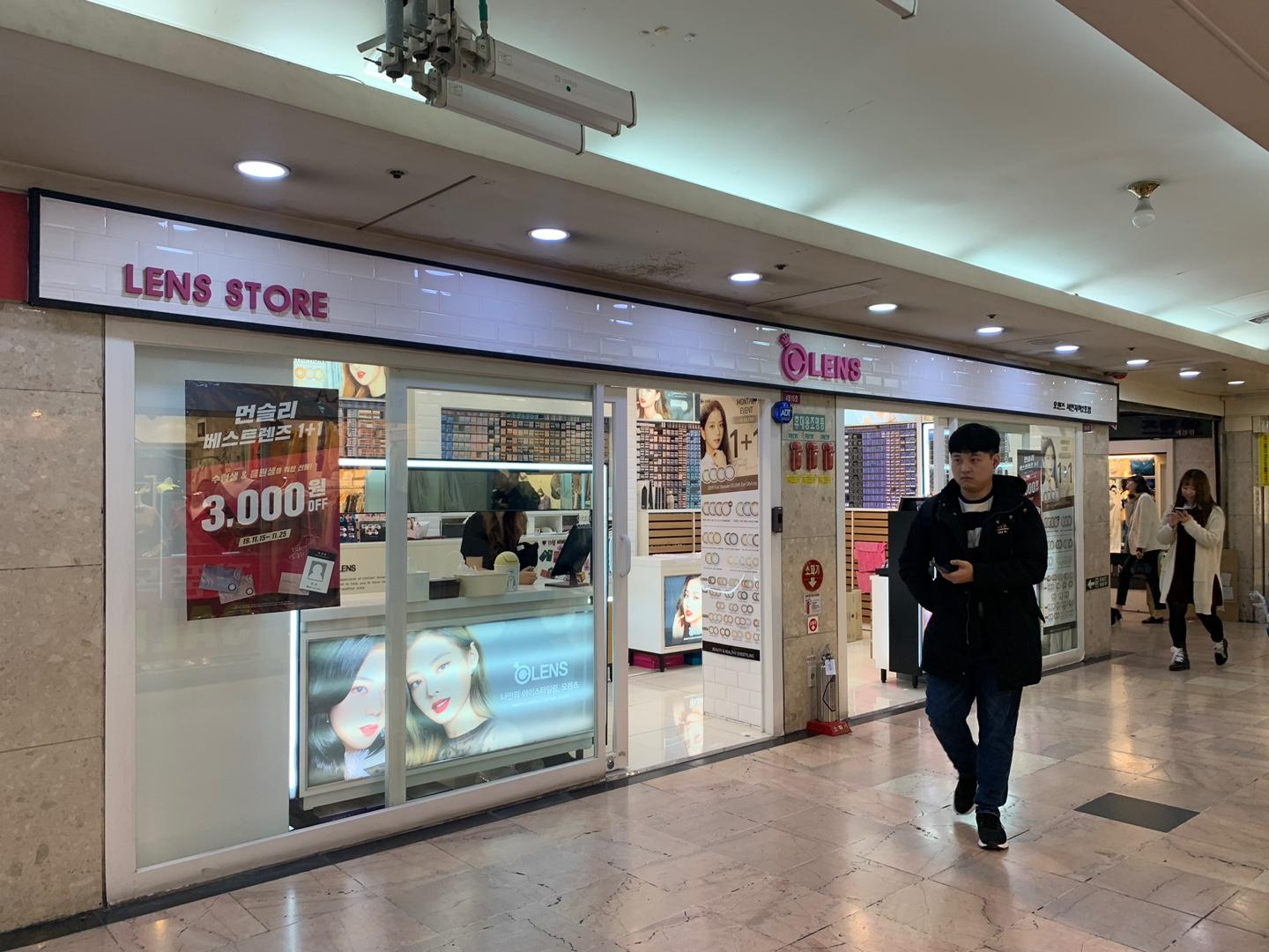 韩国釜山西面地下街的购物区，品牌店林立，吸引购物爱好者。